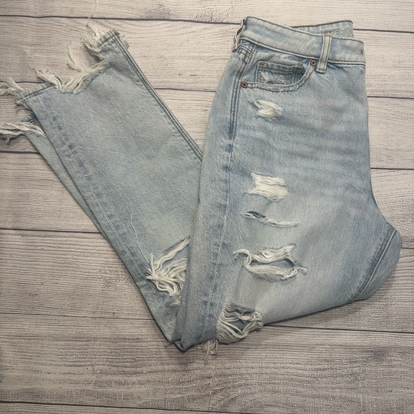NWT American Eagle Blown Out Blue Strigid Ripped Mom Jeans - Size 4 SHORT - Picture 2 of 9